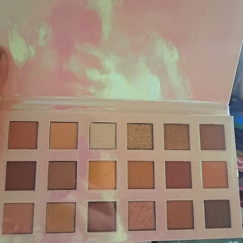 Eyeshadow Palette with Neutral and Gold Shades
